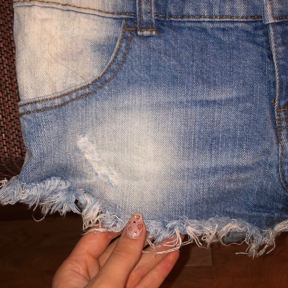 Distressed jean shorts - Picture 3 of 3